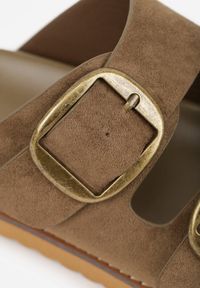 Born2be - Zielone Klapki VICES z Dwoma Paskami i Metalicznymi Klamrami Kaliniassi. Nosek buta: otwarty. Kolor: beżowy. Materiał: skóra, zamsz. Wzór: aplikacja. Sezon: lato. Obcas: na obcasie. Wysokość obcasa: niski #6