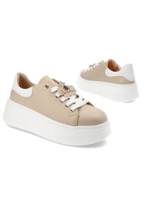 DAMISS - Beżowe Sneakersy Damiss Modne Obuwie Damskie Z Elegancką Broszką. Okazja: na co dzień. Kolor: biały. Materiał: skóra