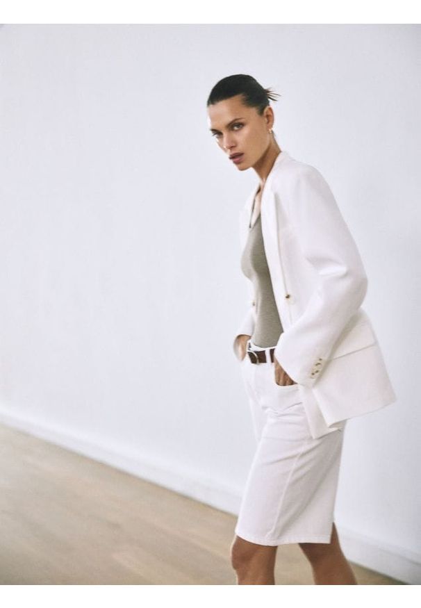 Reserved - Bawełniane szorty z paskiem - biały. Kolor: biały. Materiał: bawełna