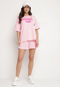 Born2be - Różowy Komplet Oversize z Wiskozą T-shirt i Szorty z Nadrukiem Liravella. Kolor: różowy. Materiał: wiskoza. Wzór: nadruk #4