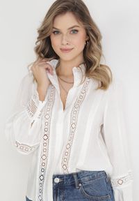 Born2be - Biała Koszula ze Stójką i Koronką Argochis. Typ kołnierza: kołnierzyk stójkowy. Kolor: biały. Materiał: koronka. Wzór: koronka #8
