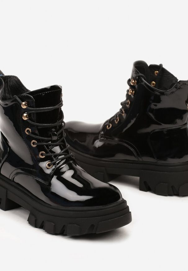 Renee - Czarne Lakierowane Botki Typu Workery Terilya. Okazja: na co dzień. Kolor: czarny. Materiał: lakier. Styl: rockowy, wizytowy, casual