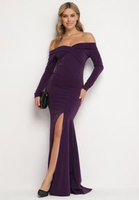 Born2be - Ciemnofioletowa Dopasowana Sukienka Hiszpanka z Rozcięciem i Rozszerzanym Dołem Emilenne. Typ kołnierza: dekolt hiszpanka. Kolor: fioletowy. Długość rękawa: długi rękaw. Typ sukienki: z odkrytymi ramionami. Styl: wizytowy #1