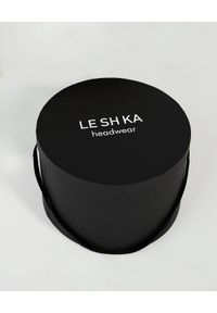 LESHKA - Ozdobne czarne pudełko na trzy kapelusze. Kolor: czarny