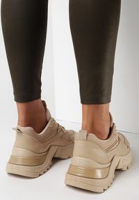 Born2be - Ciemnobeżowe Sneakersy Iomessa. Nosek buta: okrągły. Zapięcie: sznurówki. Kolor: beżowy. Materiał: materiał. Szerokość cholewki: normalna. Wzór: aplikacja, jednolity