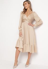 Born2be - Beżowa Rozkloszowana Sukienka z Supełkiem przy Dekolcie i Falbanką na Dole Viviela. Kolor: beżowy. Materiał: materiał. Długość rękawa: długi rękaw. Długość: midi #1