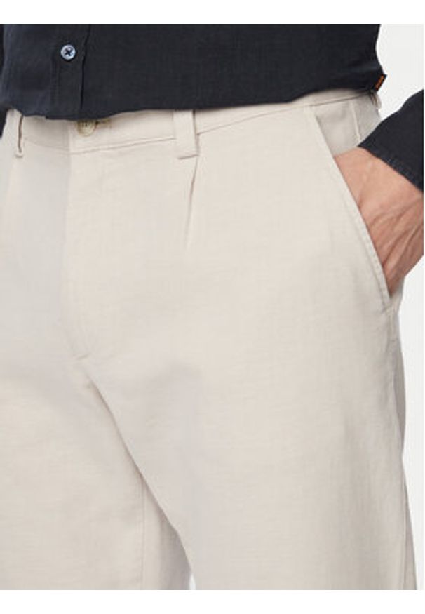 BOSS Chinosy 50559158 Beżowy jasny Tapered Fit. Kolor: beżowy. Materiał: bawełna