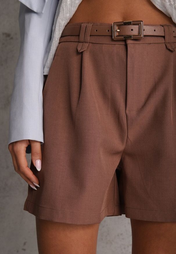Renee - Brązowe Szorty Ozdobione Paskiem i Metaliczną Klamrą Tinalin. Okazja: na co dzień. Kolor: brązowy. Wzór: aplikacja. Sezon: wiosna. Styl: elegancki, casual
