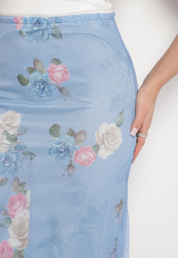 Born2be - Jasnoniebieska Spódnica Rozkloszowana w Kwiaty Efronira. Okazja: do pracy, na co dzień, na spotkanie biznesowe, na spacer. Kolor: niebieski. Długość: długie. Wzór: kwiaty. Styl: elegancki, biznesowy, klasyczny, casual