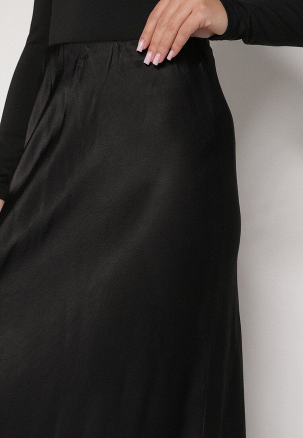 Born2be - Czarna Satynowa Spódnica z Wiskozy Ozdobiona Koronką Fedare. Okazja: na co dzień. Kolor: czarny. Materiał: wiskoza, satyna, koronka. Wzór: aplikacja, koronka. Styl: elegancki, casual, klasyczny