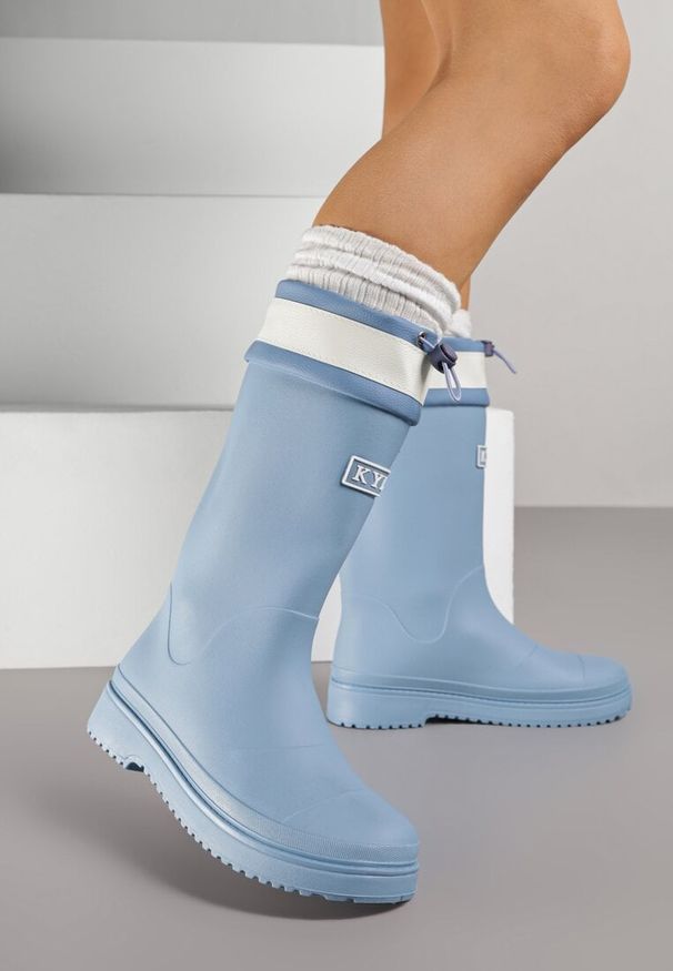 Renee - Niebieskie Kalosze Ozdobione Napisem ze Ściągaczem przy Cholewce Voslia. Okazja: na spacer. Kolor: niebieski. Materiał: jeans. Szerokość cholewki: normalna. Wzór: aplikacja, napisy. Styl: klasyczny