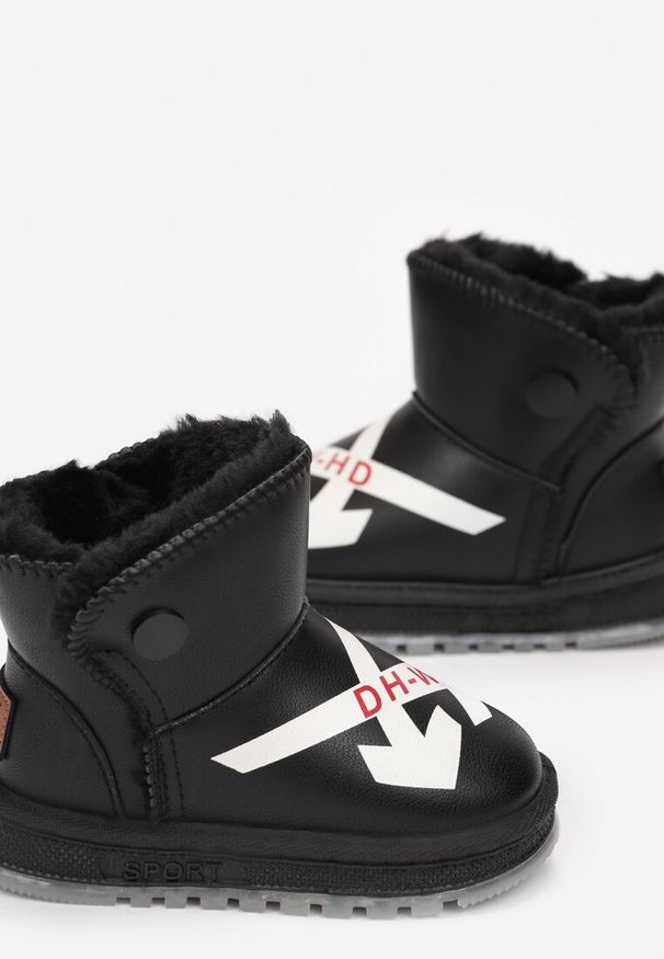 Born2be - Czarne Śniegowce z Nadrukiem w Strzałki Nelle. Okazja: na co dzień, na uczelnię. Nosek buta: okrągły. Kolor: czarny. Materiał: jeans, futro. Wzór: nadruk. Sezon: jesień, zima. Styl: klasyczny, elegancki, casual