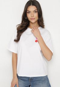 Born2be - Biały T-shirt z Bawełną Cyrkoniami i Motywem Wiśni Linmira. Okazja: na co dzień. Kolor: biały. Materiał: bawełna. Styl: elegancki, casual #2