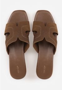 Renee - Jasnobrązowe Klapki VICES na Niskim Obcasie z Paskiem z Wycięciami Ateriko. Kolor: brązowy. Materiał: jeans. Obcas: na obcasie. Styl: klasyczny, elegancki. Wysokość obcasa: niski #7