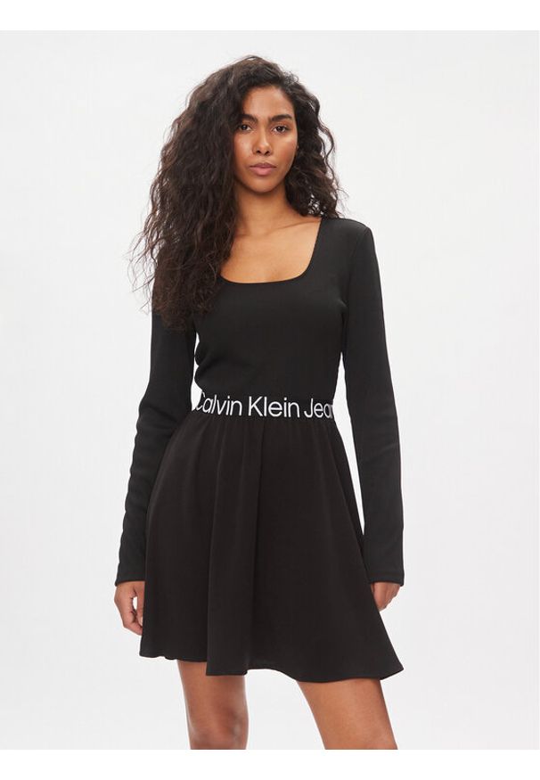 Calvin Klein Jeans Sukienka codzienna J20J222523 Czarny Regular Fit. Okazja: na co dzień. Kolor: czarny. Materiał: syntetyk. Typ sukienki: proste. Styl: casual