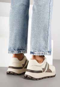 Born2be - Beżowe Sneakersy z Ozdobnymi Przeszyciami Alentia. Okazja: na spacer, na co dzień. Kolor: beżowy. Materiał: jeans. Sport: turystyka piesza #6