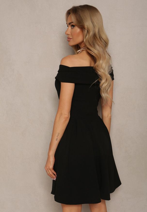 Renee - Czarna Rozkloszowana Sukienka z Dekoltem w Łódkę Cerania. Okazja: na imprezę. Kolor: czarny. Styl: elegancki