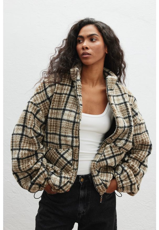 Marsala - Bluza typu baranek w kratę BEŻOWO CZARNĄ - VELMORE 9344. Kolor: beżowy, czarny, wielokolorowy. Materiał: poliester, wiskoza, elastan, tkanina, bawełna. Sezon: zima, jesień