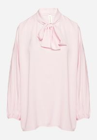 Born2be - Różowa Bluzka z Plisowanymi Rękawami i Wiązaniem pod Szyją Jenindria. Okazja: na co dzień. Kolor: różowy. Materiał: jeans. Styl: casual