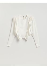 Reserved - Bluzka z poduszkami na ramionach - biały. Kolor: biały. Materiał: tkanina #1