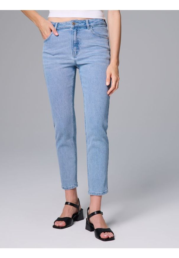 Sinsay - Spodnie jeansowe mom fit - niebieski. Kolor: niebieski