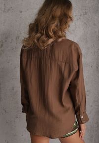 Renee - Brązowa Oversizowa Koszula z Wiskozą i Lnem z Guzikami o Różnej Wielkości Drenrya. Okazja: na co dzień. Kolor: brązowy. Materiał: wiskoza, len. Styl: casual #8