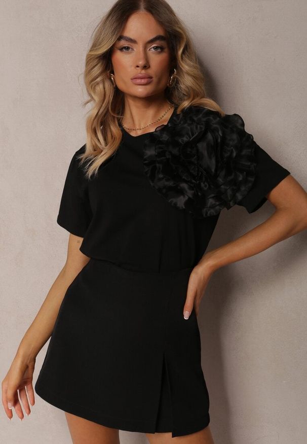 Renee - Czarny Bawełniany T-shirt z Krótkim Rękawem i Ozdobnym Kwiatem Krissas. Okazja: do pracy, na spotkanie biznesowe, na co dzień. Kolor: czarny. Materiał: bawełna. Długość rękawa: krótki rękaw. Długość: krótkie. Wzór: kwiaty. Styl: casual, elegancki, biznesowy