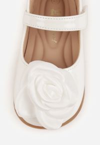 Born2be - Białe Lakierowane Balerinki z Paskiem na Rzep i Różą 3D Zelagia. Okazja: na uczelnię. Zapięcie: rzepy. Kolor: biały. Materiał: lakier #5