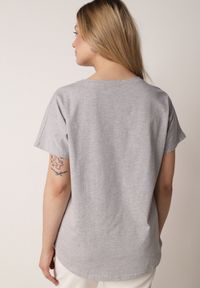 Born2be - Szary T-shirt Bawełniany Klasyczny o Fasonie Oversize z Dłuższym Tyłem Nemedora. Okazja: na co dzień. Kolor: szary. Materiał: bawełna. Długość: długie. Styl: klasyczny #4