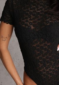 Renee - Czarne Body z Koronki z Krótkim Rękawem Dorilie. Okazja: na co dzień. Kolor: czarny. Materiał: koronka. Długość rękawa: krótki rękaw. Długość: krótkie. Wzór: koronka. Styl: casual, elegancki #6