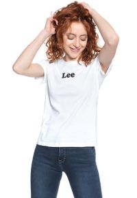 Lee - LEE T SHIRT DAMSKI LOGO T WHITE L40FEP12. Okazja: na randkę. Materiał: jeans, bawełna, dresówka. Długość rękawa: krótki rękaw. Długość: krótkie. Wzór: nadruk, kolorowy. Styl: klasyczny #5