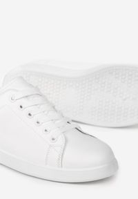 Born2be - Biało-Srebrne Wiązane Sneakersy na Płaskiej Podeszwie z Okrągłym Noskiem Adephine. Okazja: na co dzień. Nosek buta: okrągły. Kolor: biały. Obcas: na płaskiej podeszwie
