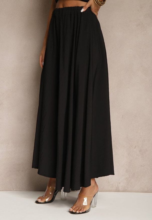 Renee - Czarna Spódnica z Wiskozą o Rozkloszowanym Kroju Addlia. Okazja: na co dzień. Kolor: czarny. Materiał: wiskoza. Styl: casual, elegancki