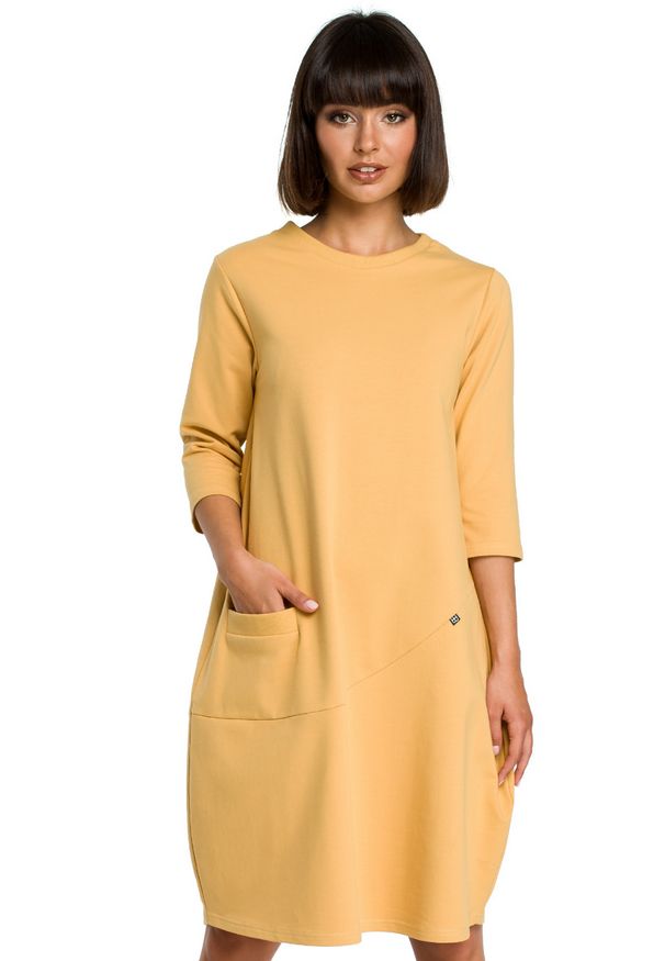 BE - Sukienka dresowa bombka oversize z kieszonką z przodu żółta. Okazja: na co dzień. Kolor: żółty. Materiał: dresówka. Typ sukienki: oversize, bombki. Styl: casual