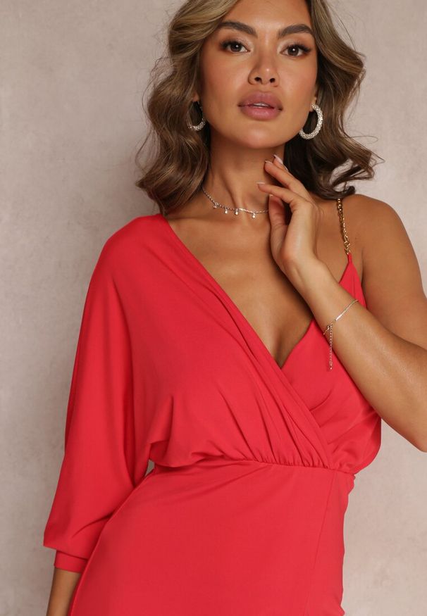 Renee - Czerwona Asymetryczna Sukienka z Gumką w Pasie i Łańcuszkiem Przy Ramieniu Jisse. Kolor: czerwony. Materiał: wiskoza. Typ sukienki: asymetryczne