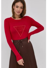 Guess Sweter damski kolor czerwony. Kolor: czerwony. Materiał: materiał, dzianina, wiskoza. Długość rękawa: długi rękaw. Długość: długie. Wzór: aplikacja