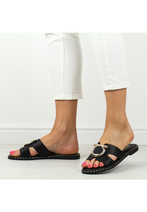 Czarne płaskie klapki damskie Vinceza 17325. Okazja: na co dzień. Kolor: czarny. Materiał: skóra. Wzór: aplikacja. Sezon: wiosna, lato. Styl: casual, klasyczny