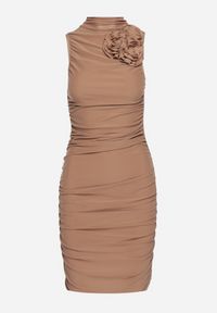 Born2be - Beżowa Dopasowana Sukienka Bodycon z Aplikacją w Kształcie Kwiatu i Marszczeniami Frinea. Okazja: na co dzień, do pracy. Kolor: beżowy. Wzór: aplikacja, kwiaty. Typ sukienki: bodycon. Styl: elegancki, casual