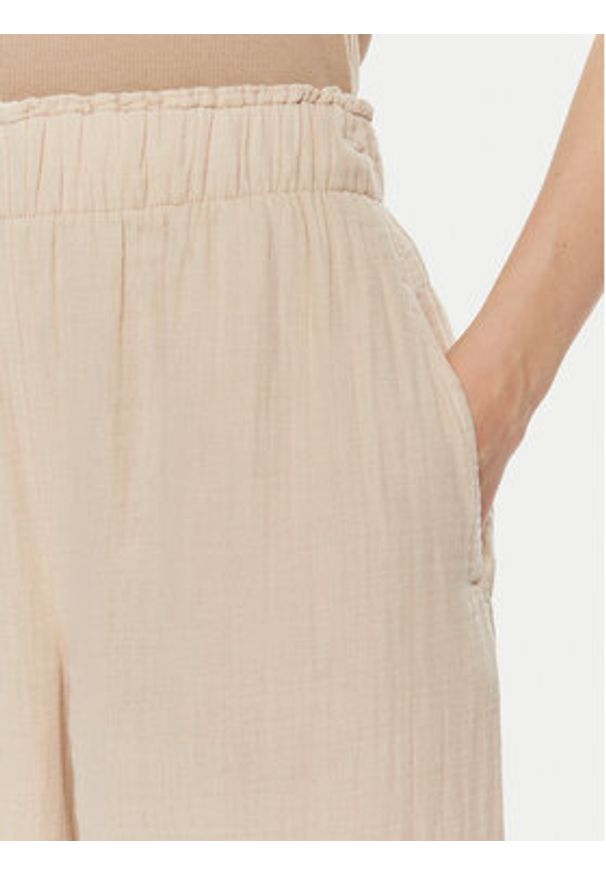 GAP - Gap Spodnie materiałowe 855967-01 Beżowy Relaxed Fit. Kolor: beżowy. Materiał: bawełna