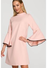 MOE - Elegancka sukienka trapezowa z bufiastymi rękawami pudrowa. Typ sukienki: trapezowe. Styl: elegancki #3