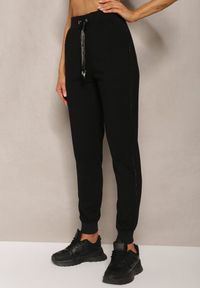 Renee - Czarne Dresowe Spodnie High Waist z Błyszczącym Sznurkiem w Pasie Darciasa. Okazja: na co dzień. Stan: podwyższony. Kolor: czarny. Materiał: dresówka. Styl: casual