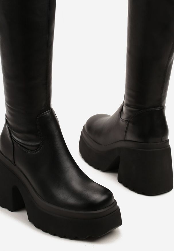 Born2be - Czarne Kozaki na Grubej Podeszwie i Obcasie z Dopasowaną Cholewką Astigalla. Okazja: na co dzień. Kolor: czarny. Materiał: jeans. Szerokość cholewki: normalna. Obcas: na obcasie. Styl: casual, elegancki. Wysokość obcasa: średni