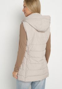 Born2be - Ciemnobeżowa Przejściowa Kamizelka o Taliowanym Kroju z Kapturem Olendra. Okazja: na co dzień, na spacer. Typ kołnierza: kaptur. Kolor: beżowy. Materiał: poliester, jeans. Styl: klasyczny, casual, sportowy #7
