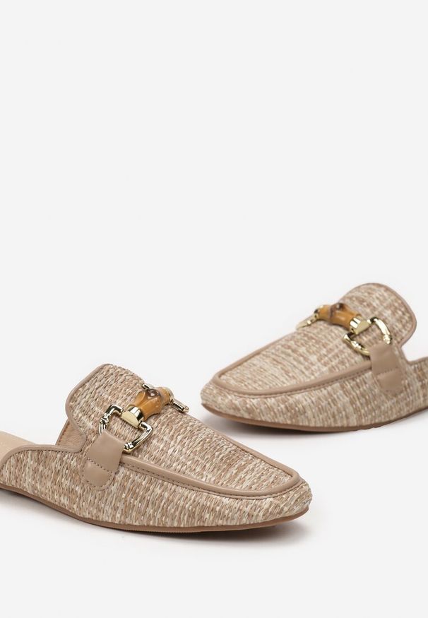Renee - Ciemnobeżowe Plecione Klapki Typu Mule z Metalową Klamerką Atilera. Kolor: beżowy. Materiał: jeans. Sezon: lato, wiosna. Styl: boho