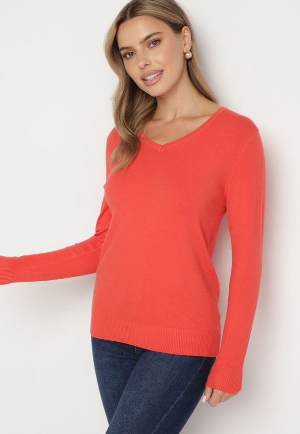 Born2be - Pomarańczowy Sweter o Prostym Kroju z Dekoltem w Serek Sinoriel. Okazja: na co dzień. Typ kołnierza: dekolt w serek. Kolor: pomarańczowy. Materiał: jeans. Wzór: aplikacja. Styl: casual