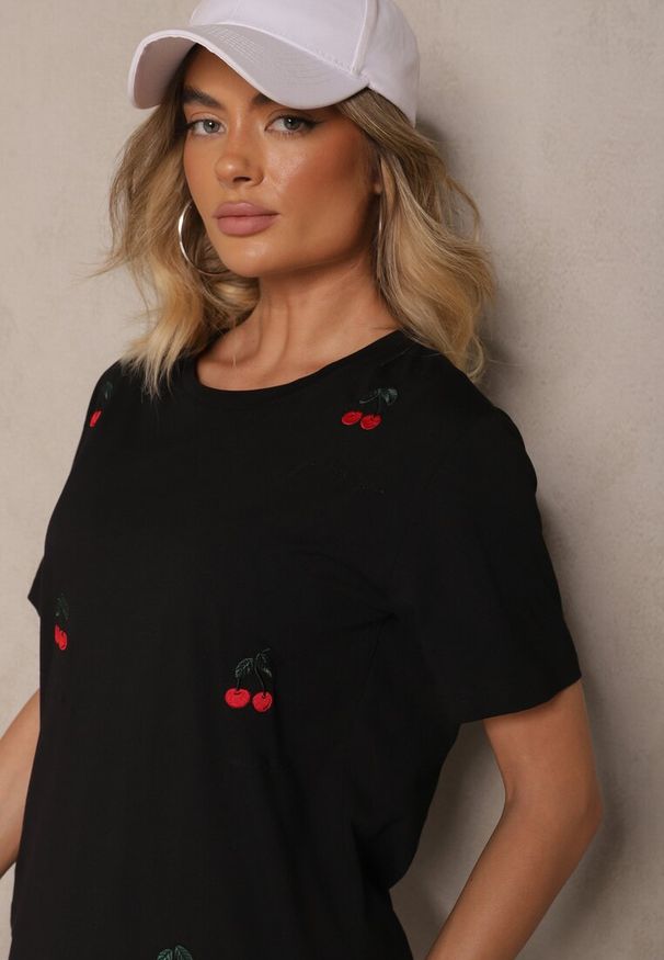 Renee - Czarny T-shirt z Bawełny z Haftowanymi Detalami w Wiśnie Nevianeva. Okazja: do pracy, na co dzień. Kolor: czarny. Materiał: bawełna. Wzór: haft. Styl: casual, elegancki