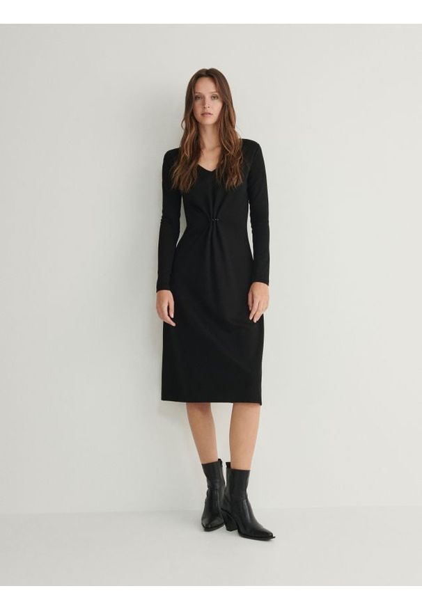 Reserved - Sukienka midi z ozdobnym detalem - czarny. Kolor: czarny. Materiał: dzianina, wiskoza. Wzór: gładki. Styl: klasyczny. Długość: midi