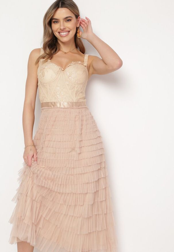 Born2be - Beżowa Sukienka Maxi na Ramiączkach z Gorsetową Górą i Tiulowymi Falbanami Encartia. Typ kołnierza: dekolt gorset. Kolor: beżowy. Materiał: tiul. Długość rękawa: na ramiączkach. Typ sukienki: gorsetowe. Długość: maxi