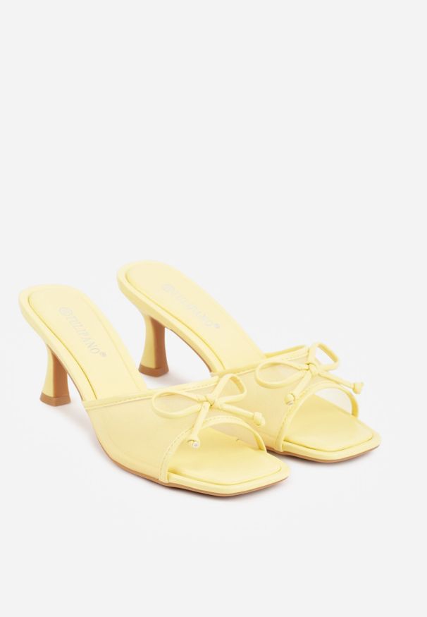 Born2be - Żółte Siateczkowe Klapki na Szpilce Ozdobione Kokardą Vikisae. Okazja: na co dzień. Kolor: żółty. Materiał: jeans. Wzór: aplikacja. Obcas: na szpilce. Styl: casual