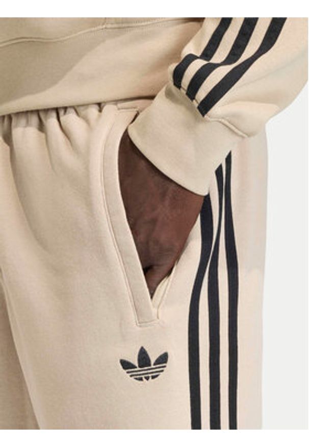 Adidas - adidas Szorty sportowe 3-Stripes KE6681 Beżowy Regular Fit. Kolor: beżowy. Materiał: bawełna. Styl: sportowy